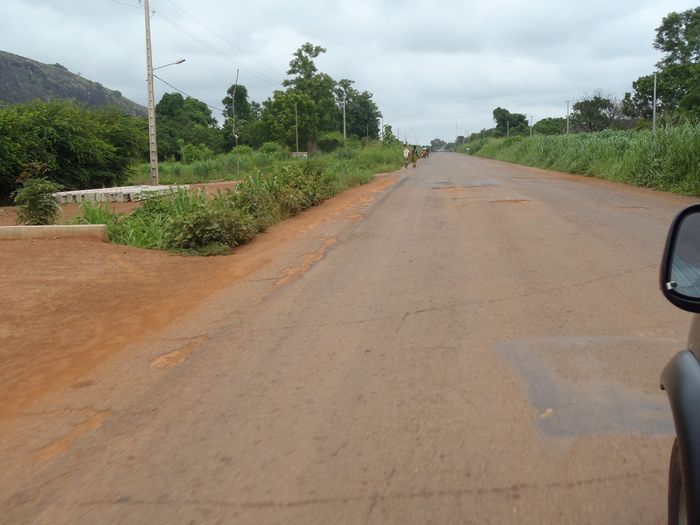 Hlavni silnice RNIE3 u mesta Djougou (stredni Benin) spojujici sever a jih zeme.