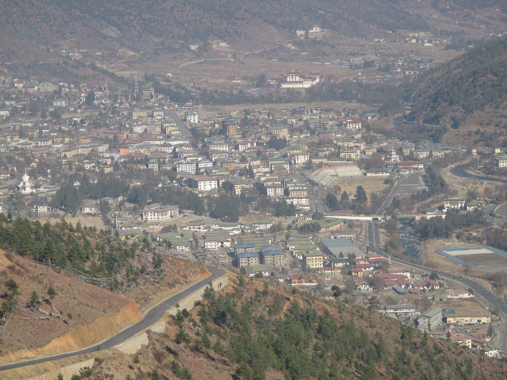 panorama hlavního města, nová horská silnice, dole je rychlostní silnice