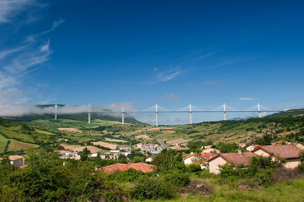 Creissels_et_Viaduct_de_Millau.jpg