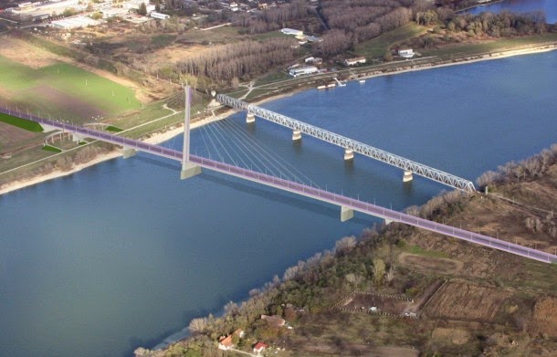 zleva doprava: nový most, železniční most a dál vpravo již nevidět je silniční Alžbetin most