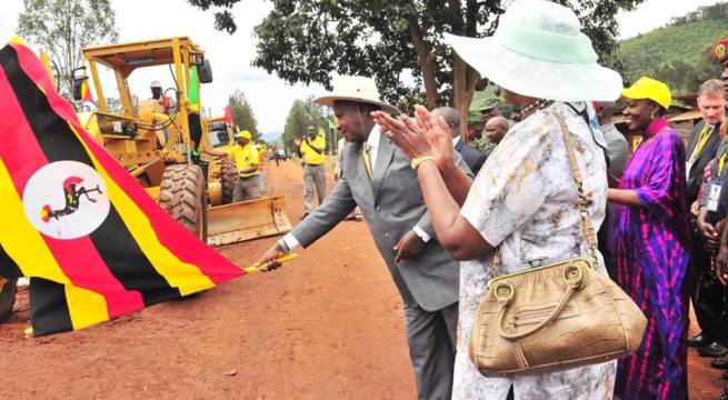 výstavbu zahájil prezident Museveni, který je jinak u téměř každého zahajování nového silničního projektu kdekoliv v zemi