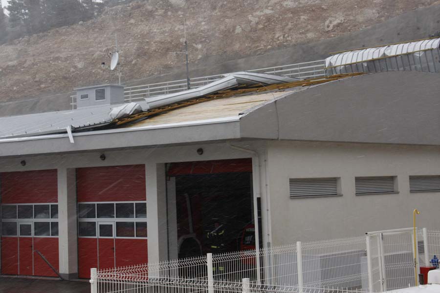 nárazový vítr 150 km/h u požární stanice při tunelu Sv. Ilija