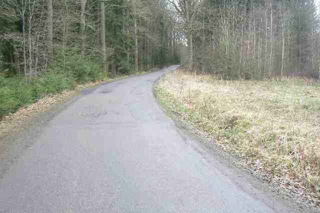 Místní komunikace směrem na Borek. Opačným směrem je střelnice, další objekty, turistická a cyklotrasa směr Lišov. Komunikace bude o několik metrů přeložena a povede pod dálnicí.