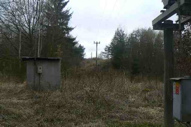 Tady stojíme před bránou střelnice. Fakticky stojíme pod náspem, po kterém povede D3 směrem na Prahu. Vzadu je vidět dnešní I/3, budoucí D3 směr ČB.