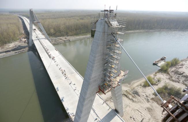 90m na hladinou řeky, pilíře dosahují výšku 75m