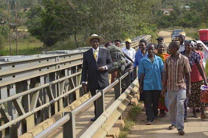 prezident Ugandy, Yoweri Museveni si povídá s obyvatelmi Tanzánie