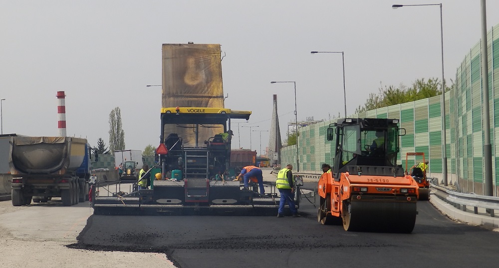pokládka asfaltu před Lanovým mostem