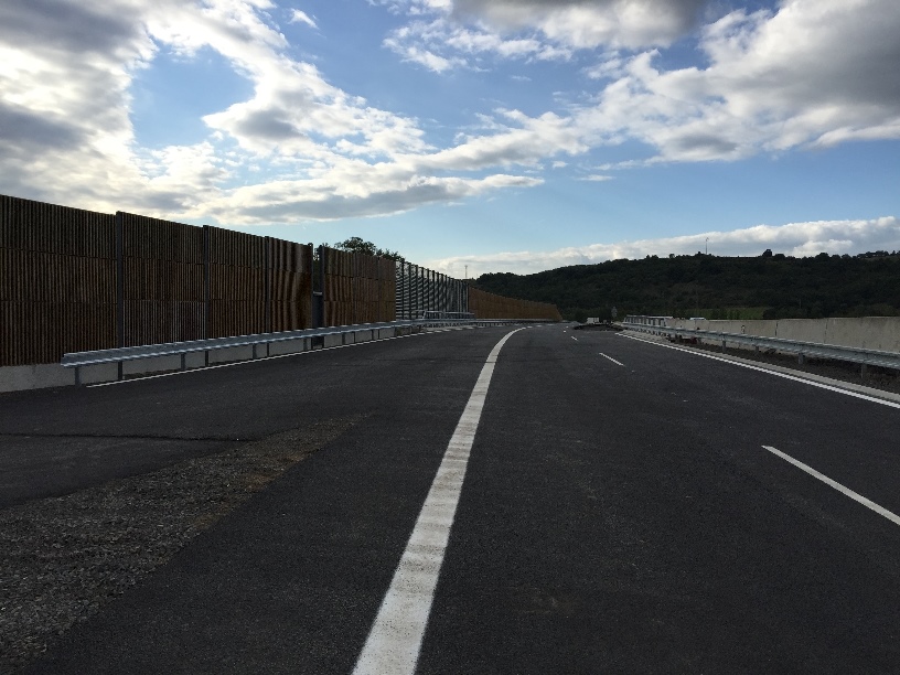 Nově nalajnovaný úsek, pohled k Teplicím