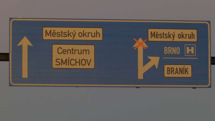 zakřížkovaná šipka rovně