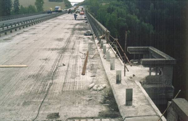 Bourání původního zábradlí a balkónků v 90. letech.