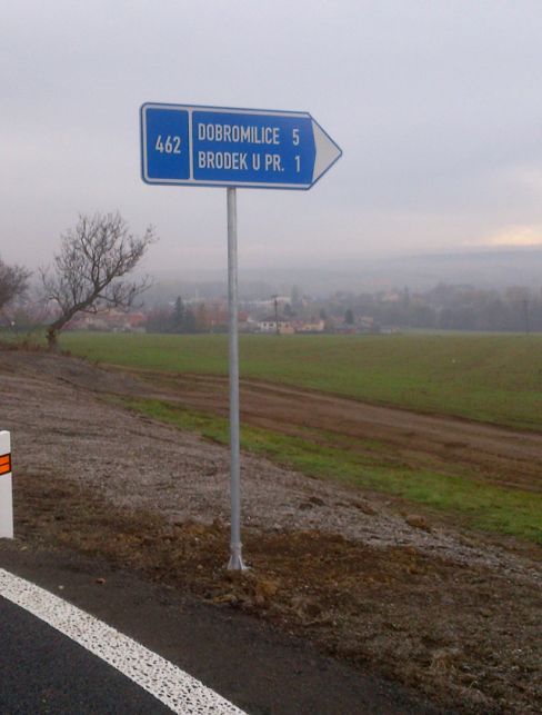 15 Směrová tabule před odboč. sil. do Brodku.jpg