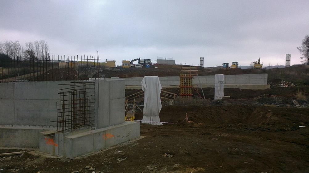 Most přes Záhorský potok + v pozadí nadjezd silnice Radejčín - Žim