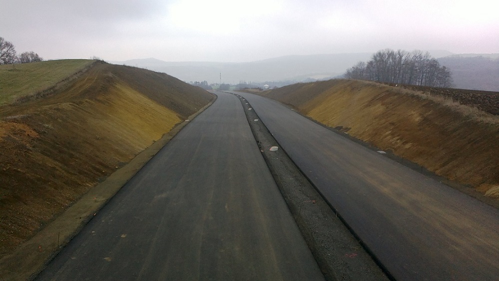 Pohled z nadjezdu polní cesty u Habrovan směrem k Řehlovicím