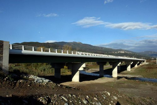 Most: pont du Golo, 280m dlouhý a 13m vysoký