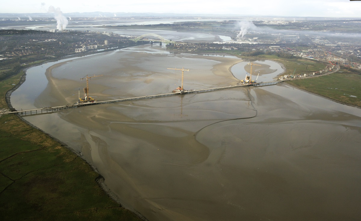 Aktuální stav nového 6-pruhového zpoplatněného mostu mezi Runcorn a Widnes ponad řeku Mersey, který bude k dizpozici v roce 2017. Staví se od roku 2014.
