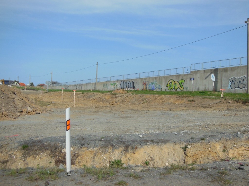 ulice Karla Svobody - vykolíkováno pro rozšíření