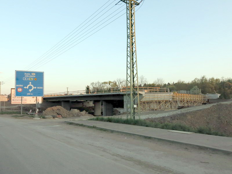 most přes Hluchovou už je plně odstrojen od nadbytečného kovu