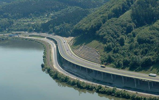 řeka Váh, železnice, silnice I. třídy a dálnice<br />zdroj fotky: Doprastav
