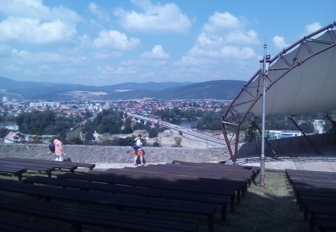 stav realizace nového železničního mostu přes řeku Váh ve městě Trenčín