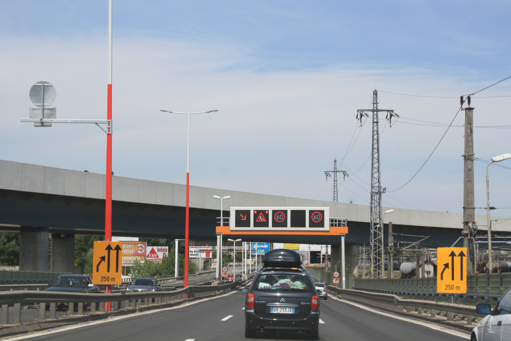 Značení pruhů není úplně ideální, pravý je dál jen odbočovací.