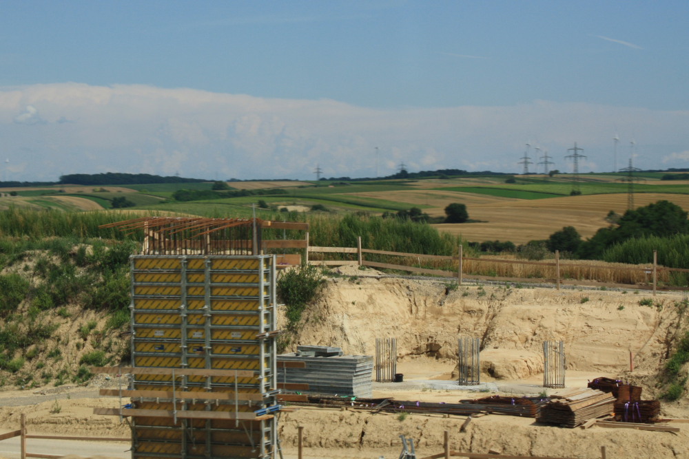 Rozestavěný nadjezd, podle mapy jsem nenašel o jakou komunikaci půjde.