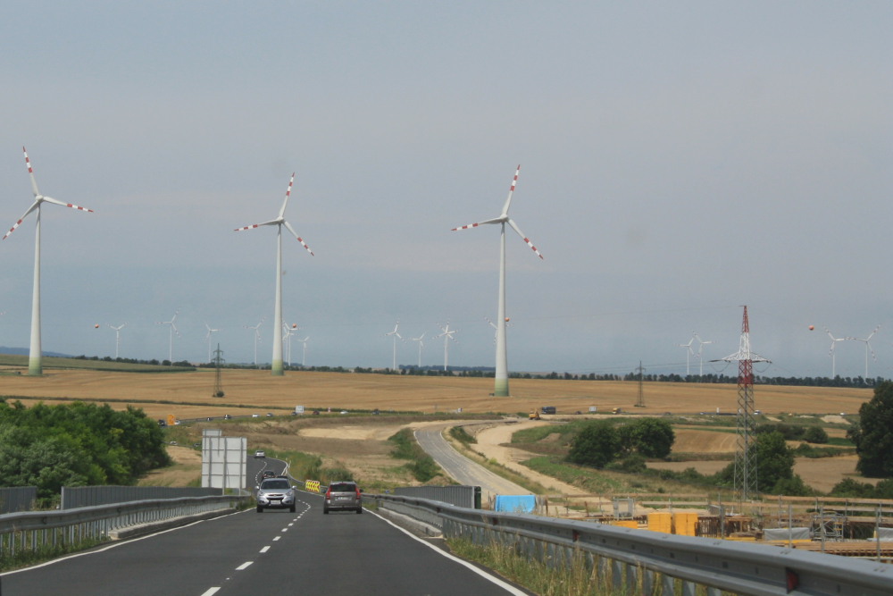 Celkový pohled na přeložku B7, rozestavěné těleso A5 a starou B7, která se postupně bourá.