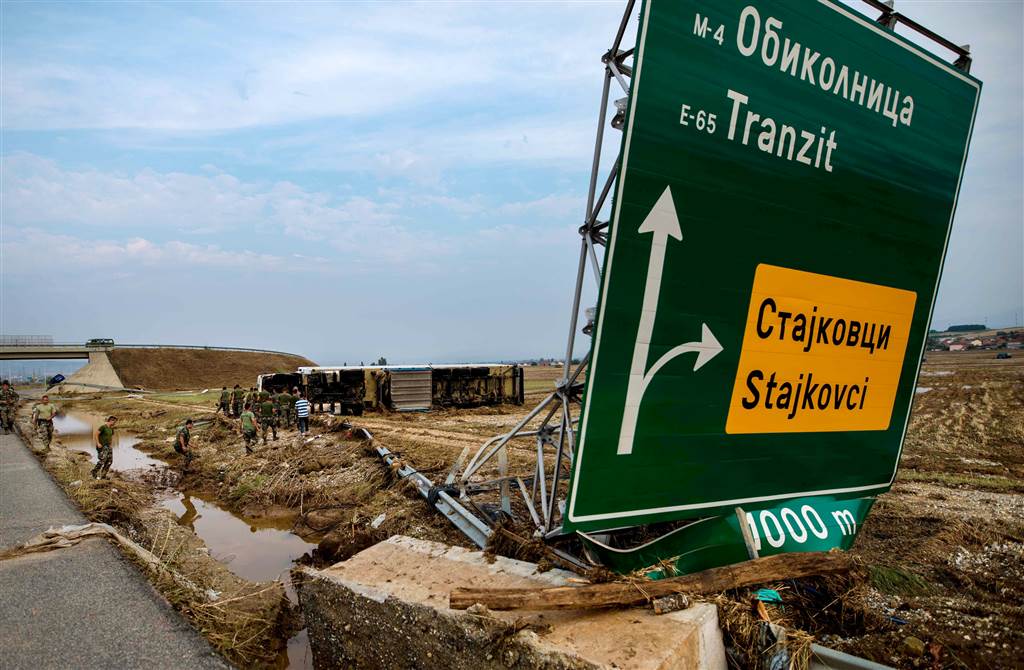 poškozeno je mnoho ulic, vytrhán asfalt ze silnic, zničené je dopravné značení, svodidla, odvodňovací systémy i na hlavních silnicích v zemi