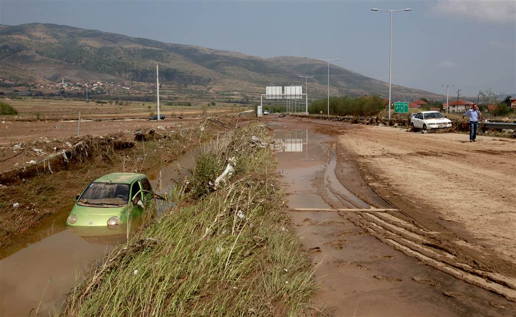 voda brala sebou i všechno na ring roadu ve Skopje; 80 vozidel smetla z vozovky