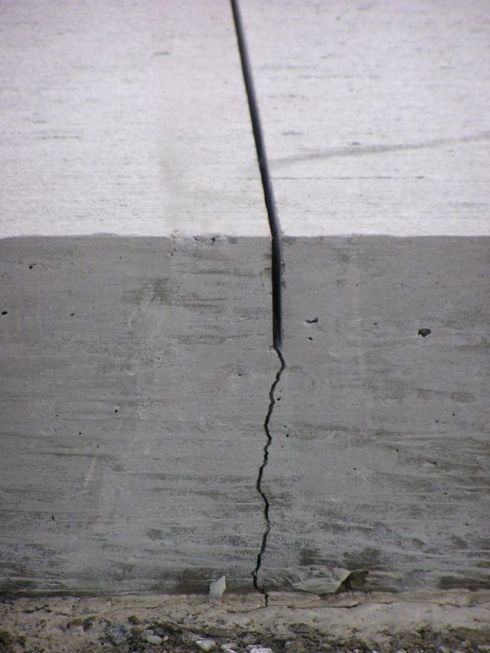 Jedna z mnoha prasklých desek pod spárou v úseku Ivanovice - Mořice (říjen 2004)