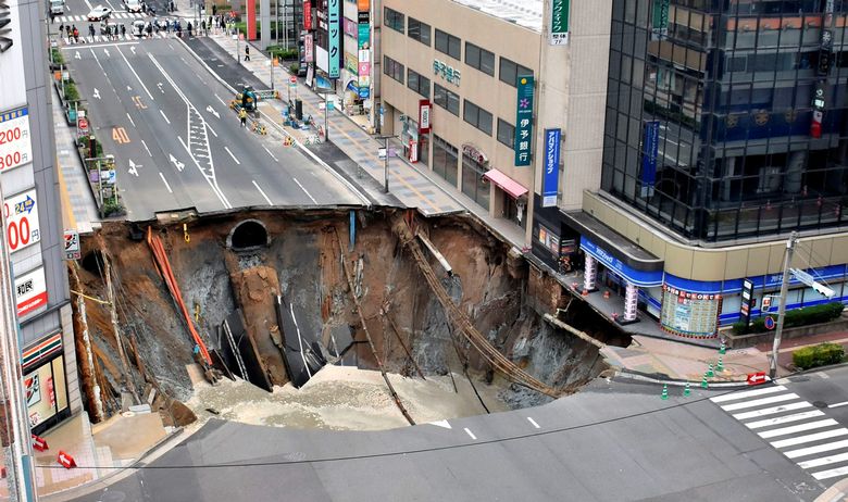 2016-11-08T025135Z_1260837851_S1AEULOOXJAA_RTRMADP_3_JAPAN-SINKHOLE.jpg