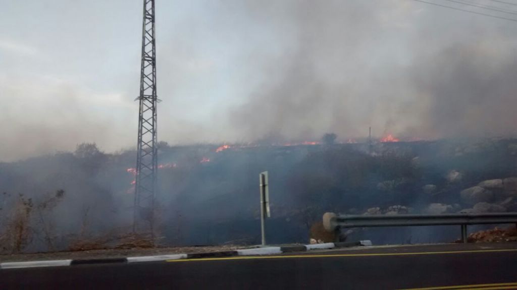 pohled z křižovatky Shilat na silnici 443 nedaleko u Modiin, to je asi 15 km SZ směrem od Jeruzalému a nad Highway 1