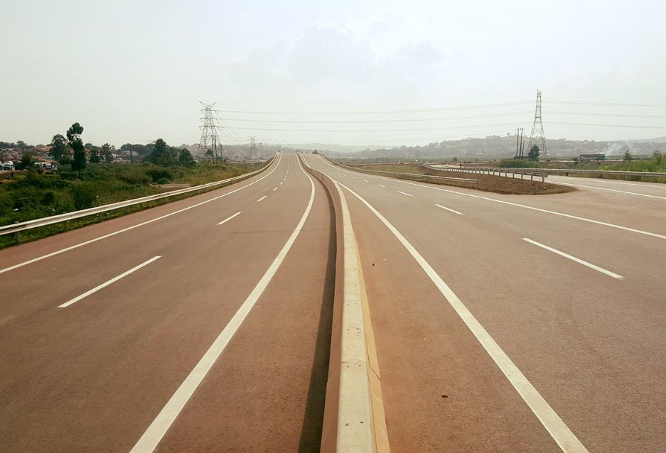 ne, tohle není někde v EU, tohle je opravdu 1. rychlostní silnice v zemi, Kampala - Entebbe, práce pokračují v plném proudu