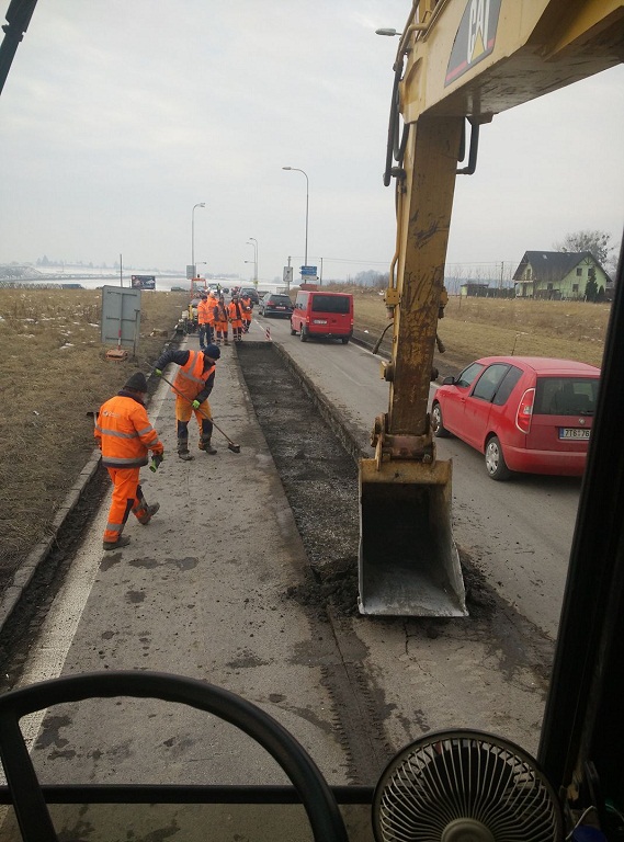 Havarijní oprava ulice za Globusem