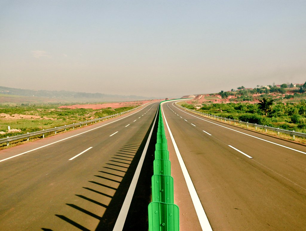 Na Kampala - Entebbe expressway byly osazeny speciální clony proti oslnění.