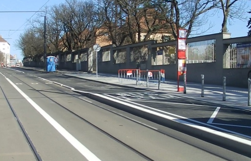 Smíšená TRAM BUS Vídeňská zastávka na znamení Plynárna Michle z centra
