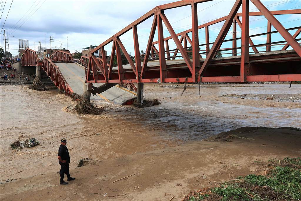 Viru Bridge; úsek Panamerická silnice, který spojuje sever Peru a Limu, most nevydržel nápor vody a 19.3. nastal kolaps